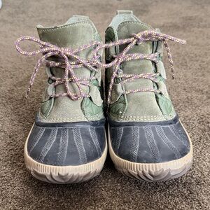 Sorel Women’s Olive Green and Navy Duck Boots with Purple Accent Laces